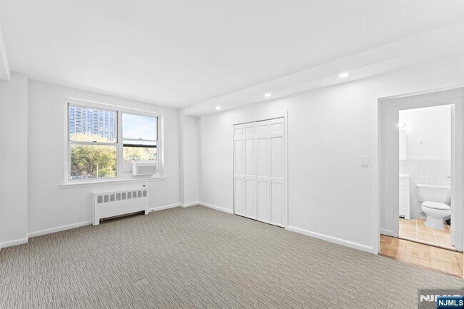 Building Photo - 1450 Palisade Ave