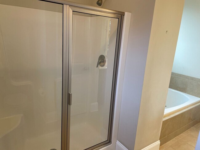 Building Photo - Beautiful 3 bedroom/2 bath home with sunroom and finished room over garage!