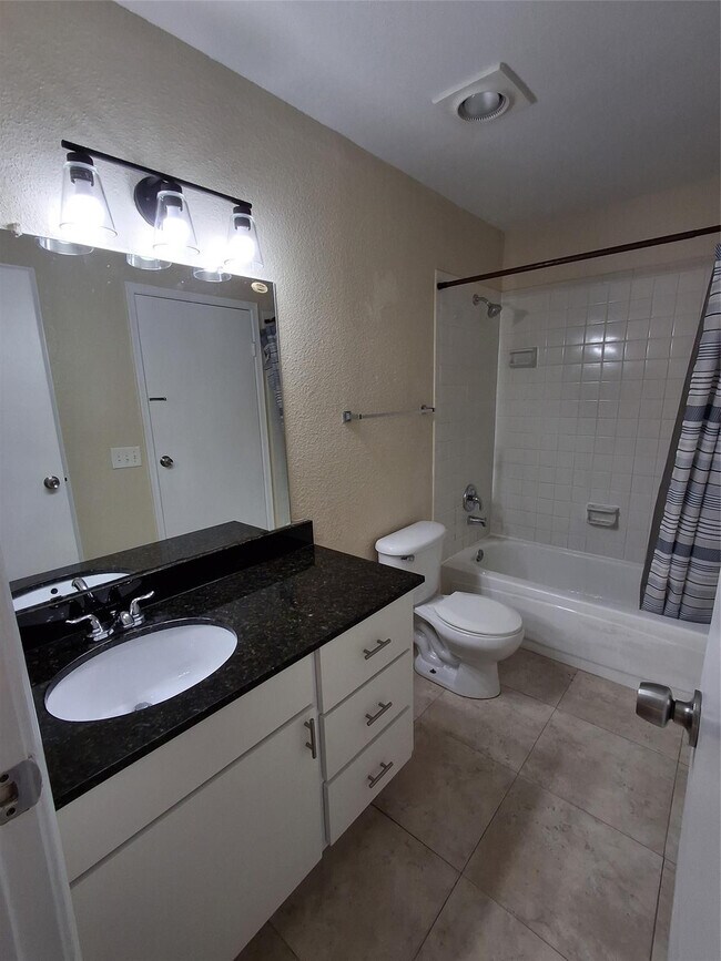 Building Photo - 899 Riverside Dr