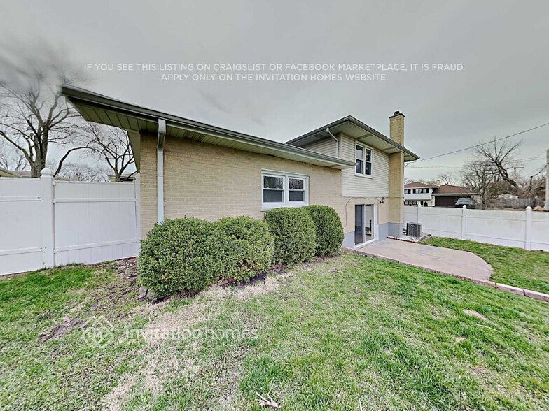 Building Photo - 240 Hale St