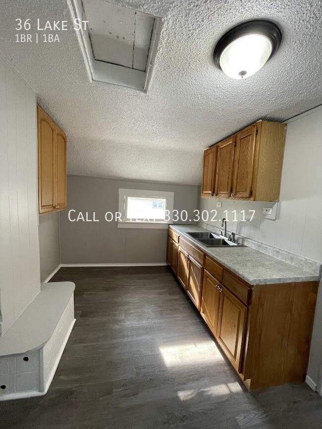 Building Photo - One bedroom one bathroom 2nd level apartme...