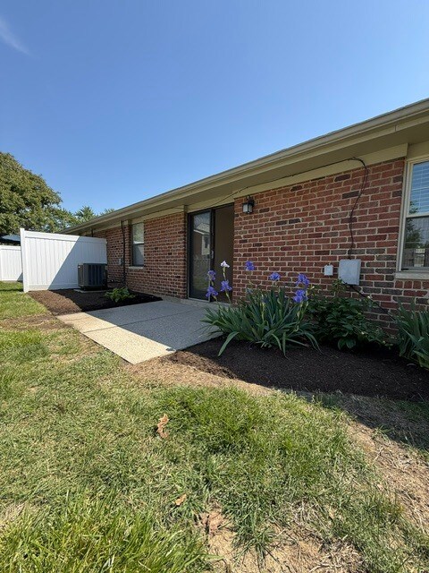Building Photo - 853 Peach Hill Dr
