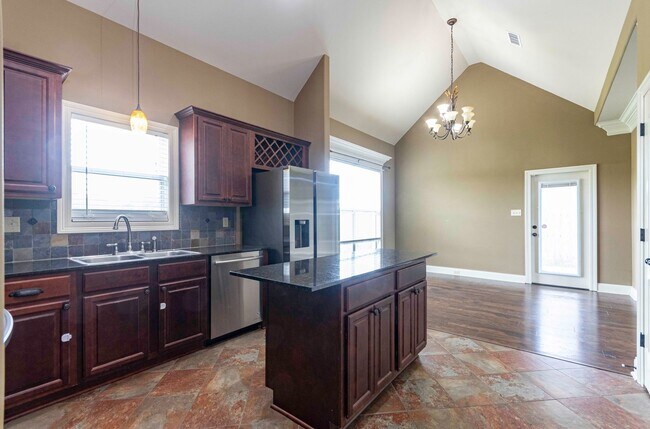 Building Photo - 3 bedroom 2 bath for rent