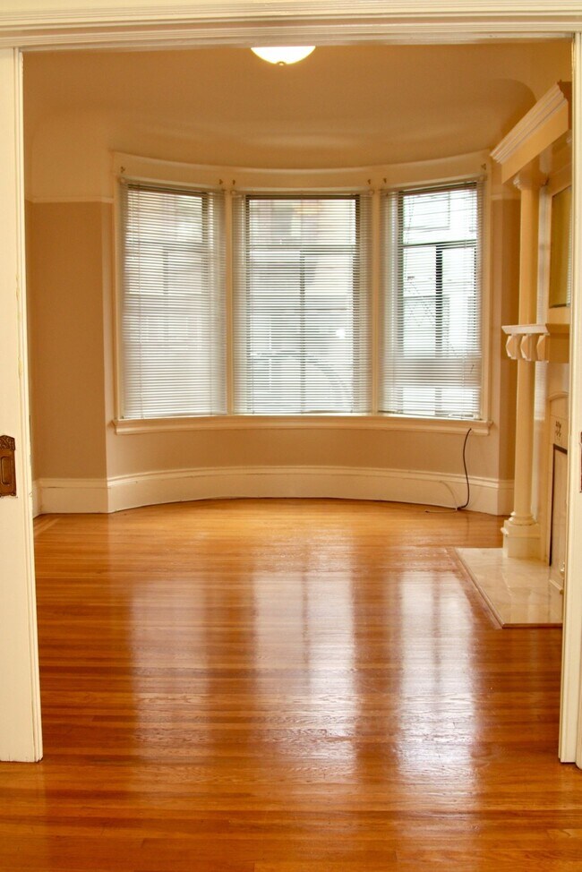 Comfy Living Room - 1250 Jackson St