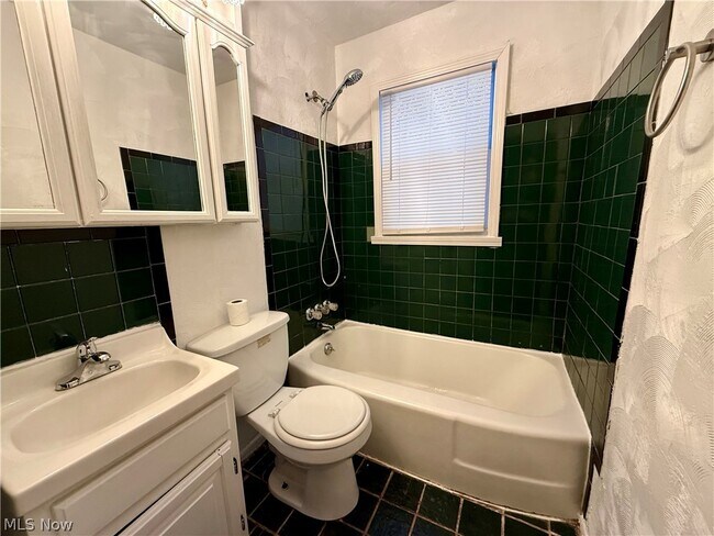 Building Photo - 575 Noble Ave