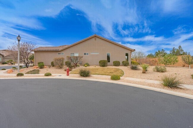 Building Photo - Bright & Beautiful 2 Bedroom Home in Sun R...