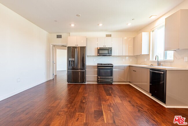 Building Photo - 5531 La Mirada Ave