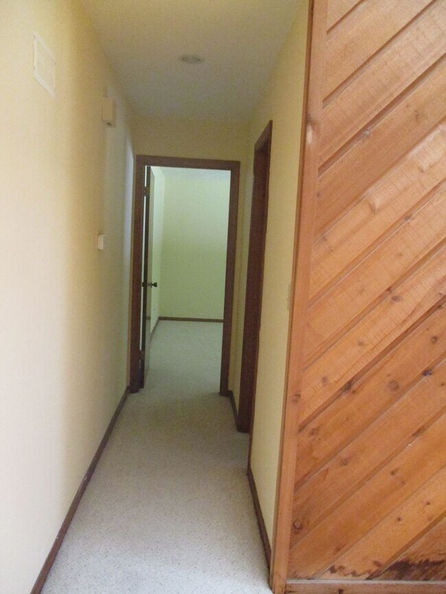 Building Photo - ( Oakcrest) 3/ 2 spacious home