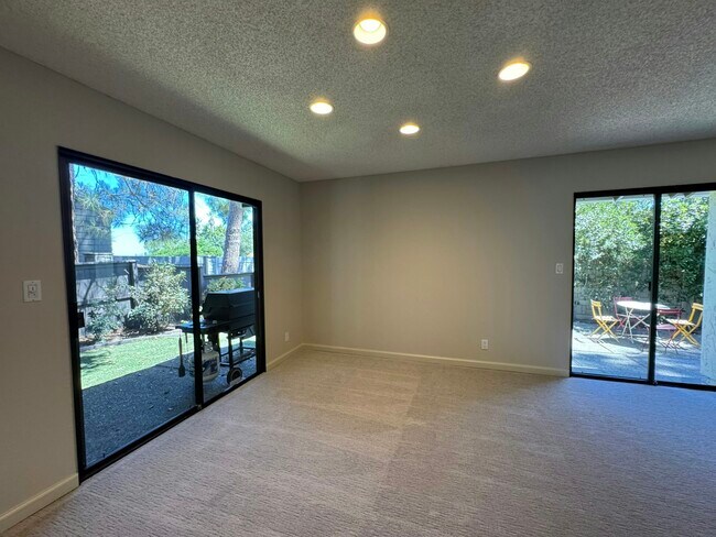 Building Photo - 2439 Sharon Oaks Dr
