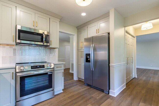 Building Photo - Charming Cul-de-Sac Home with Porch Swing & Wooded Views – 15 Mins from Nashville!