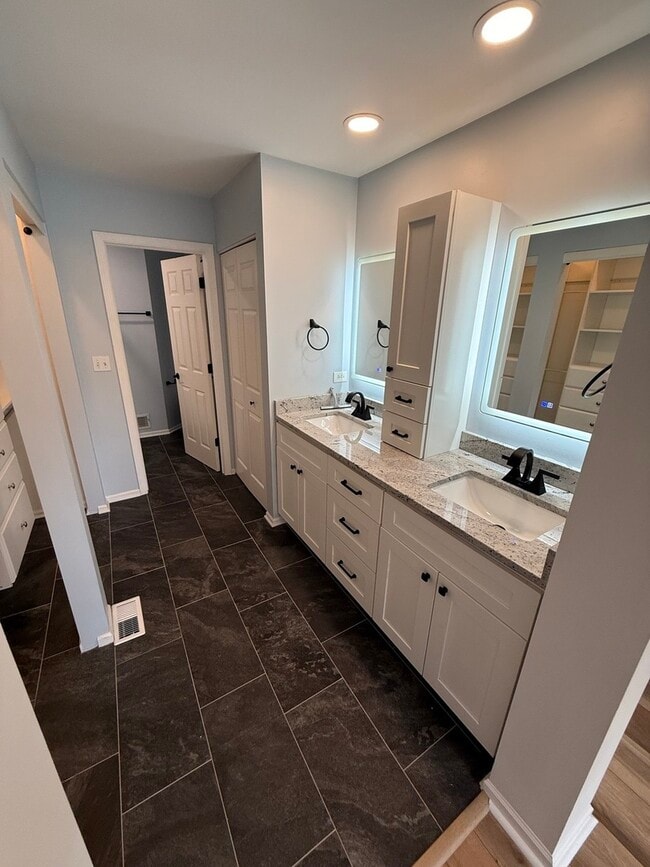 Building Photo - 368 S Jewel Ct