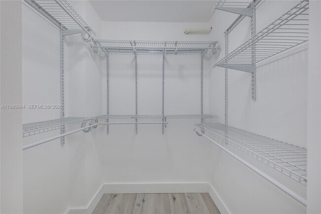 Building Photo - 100 Lincoln Rd