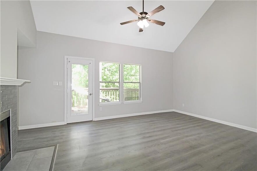 Building Photo - 204 Ivy Green Ln SE