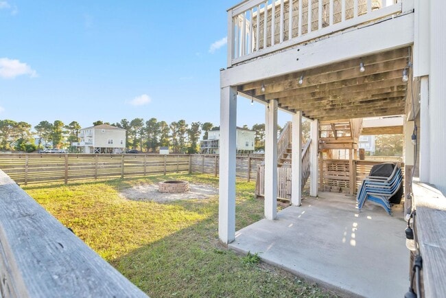 Building Photo - Updated coastal townhome- fully furnished!