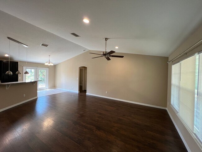 Building Photo - Available NOW! Immaculate 3 Bedroom, 2 Bat...