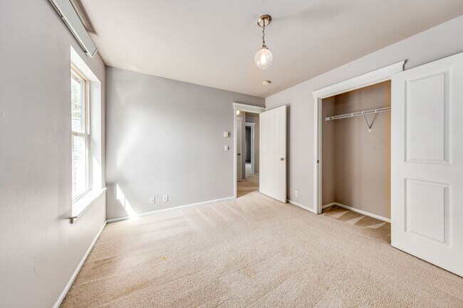 Building Photo - Beautiful Downtown Home