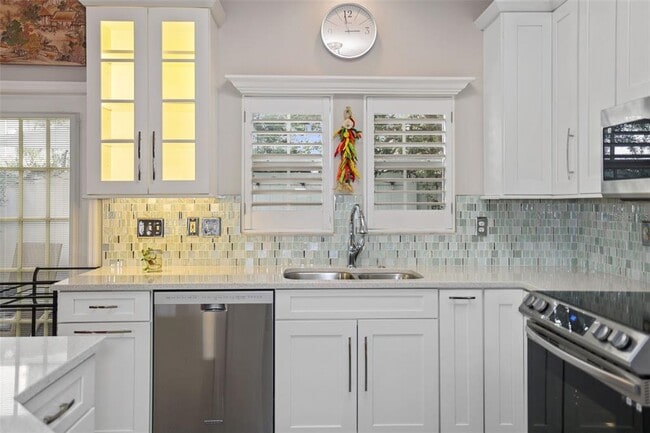 Building Photo - 632 Charles Ct S