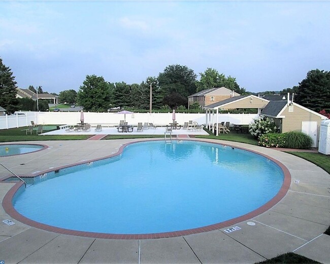 Building Photo - Recently updated Berkshire Estates Condo