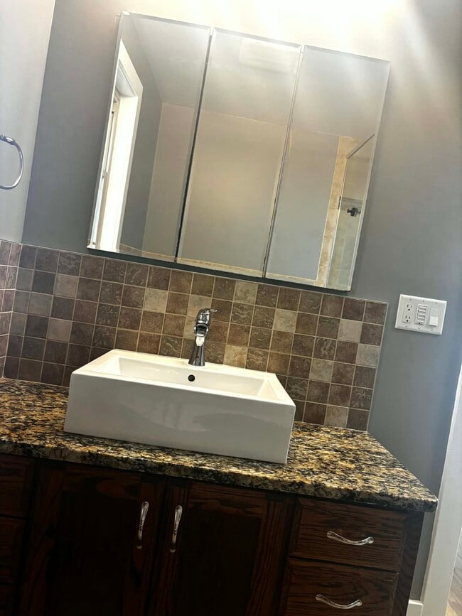 Building Photo - 339 Thole St