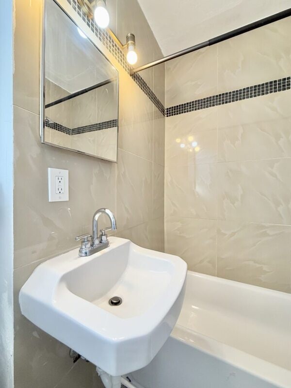 Building Photo - 551 N Ridgewood Ave