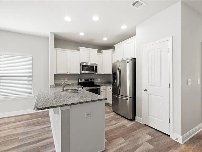 Building Photo - Santa Rosa 3 bedroom