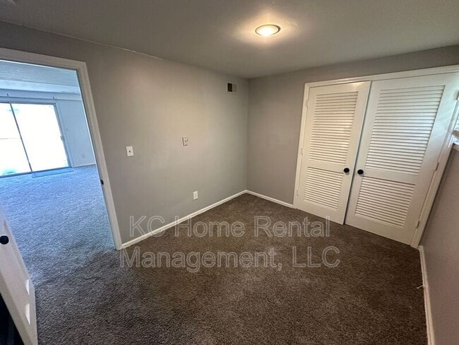 Building Photo - 209 NW Highland Ln