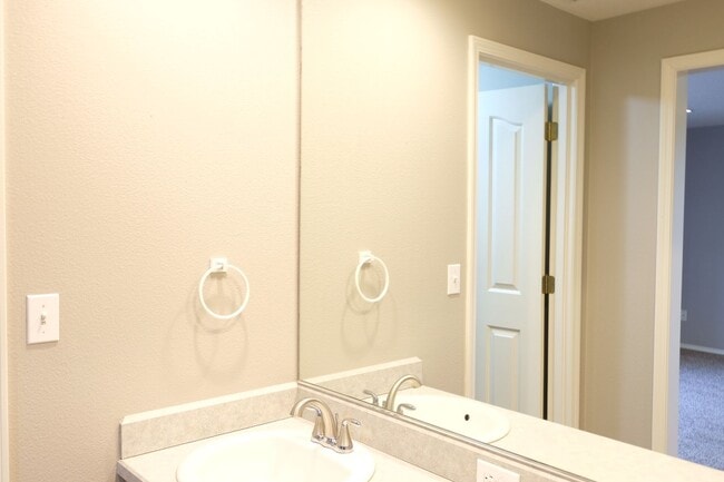 Building Photo - !!!HALF MONTH RENT FREE!!!? Beautifully Updated Home in a Peaceful, Highly Desirable Fisher’s Lan...