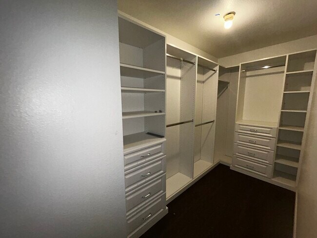 Building Photo - 4-Bedroom, 2-Bath Home in Carriage Hills N...