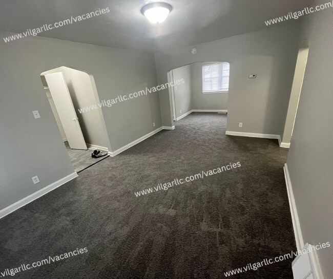 Building Photo - Spacious & Updated 2 large bedrooms & 2 fu...