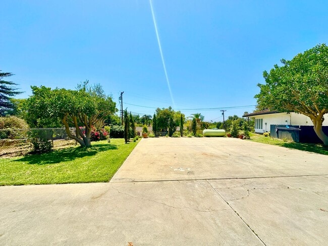Building Photo - 1650 Winterwarm Dr