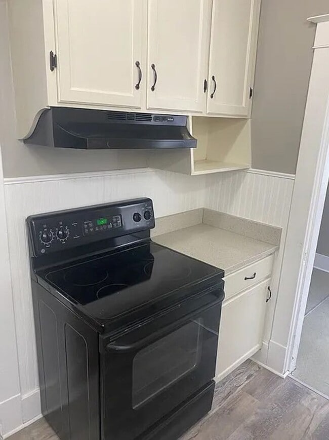 Building Photo - Big 2BR with appliances, nicely updated! Great for students or professor.