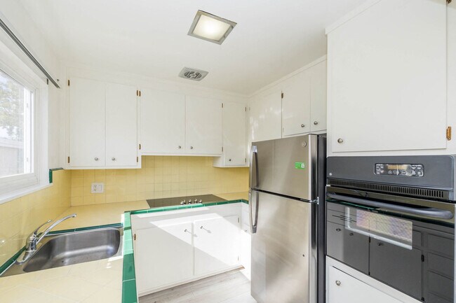Interior Photo - 276 Adams