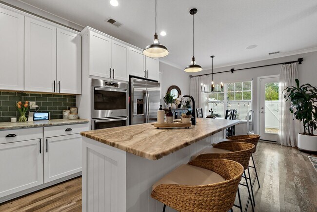 Building Photo - Luxury Townhome for Rent near Regent!