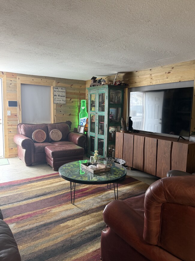 Building Photo - 719 W Mission Ln