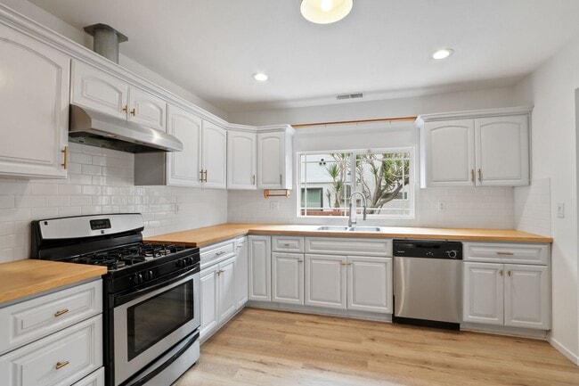 Building Photo - Houston Street 3 Bedrooms / 1 Bath Apartments in Boyle Heights