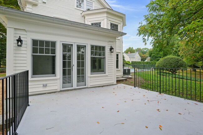 Building Photo - 11 Augustus Ln
