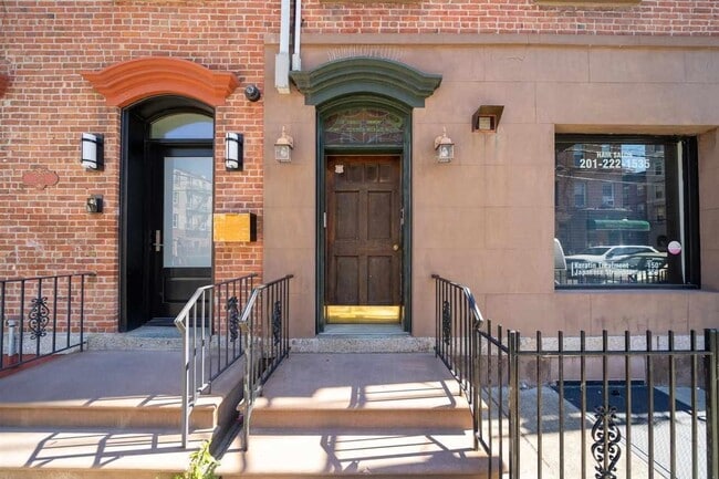 Building Photo - 254 6th St