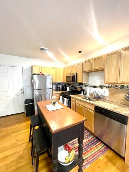 Building Photo - 394 W Broadway