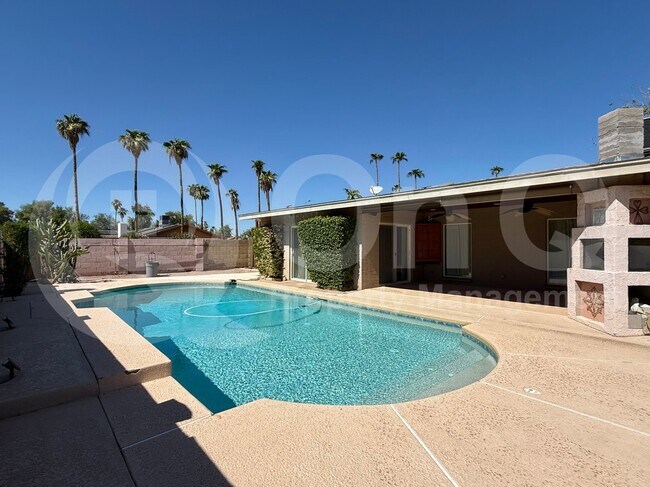 Building Photo - 967 W La Jolla Dr