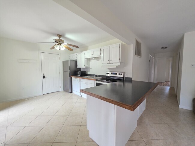 Building Photo - 13 Sailors Way