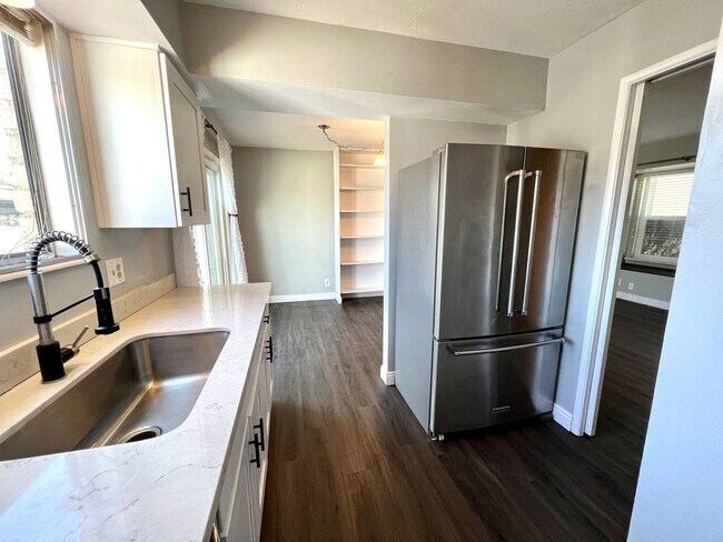 Building Photo - Rare find! Pristine townhome near Trax!