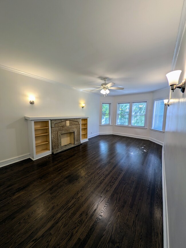 Building Photo - 3510 W Dickens Ave