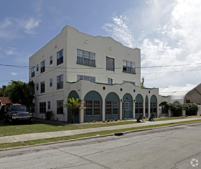 Building Photo - 422 Julia St