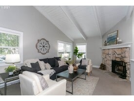 Bright and fresh Living Room with vaulted ceiling and a wood burning fireplace - 615 6th St
