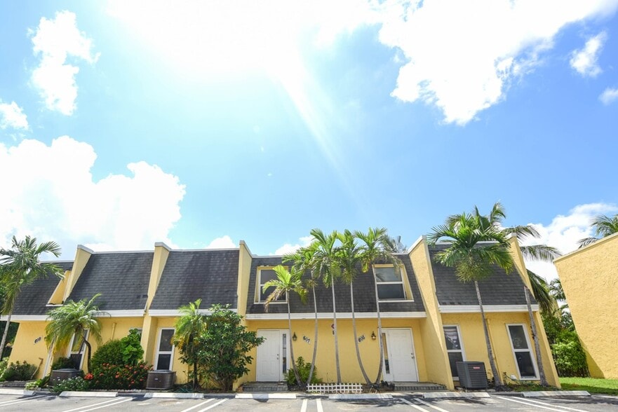 Private Entrance and Parking - Pelican Pointe