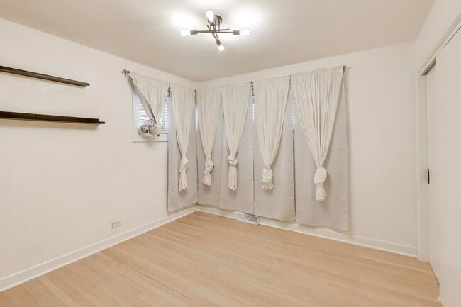 Building Photo - 710 S Hawthorne Ave