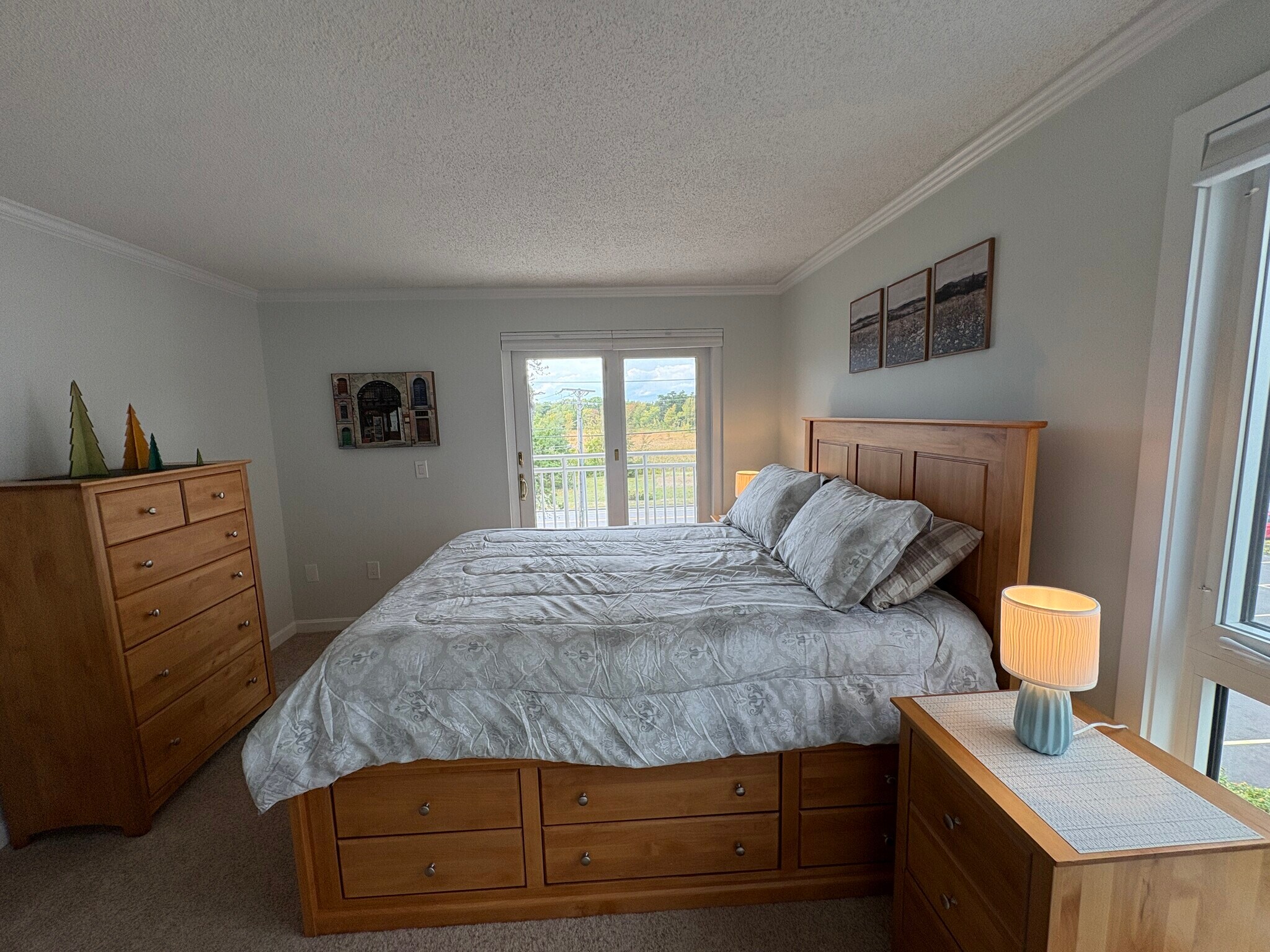 Mstr BR-Queen Bed & Deck - 219 E Grand Ave