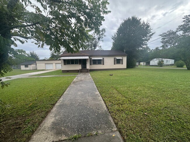 Building Photo - Crystal Springs, Country Home, Large Lot a...