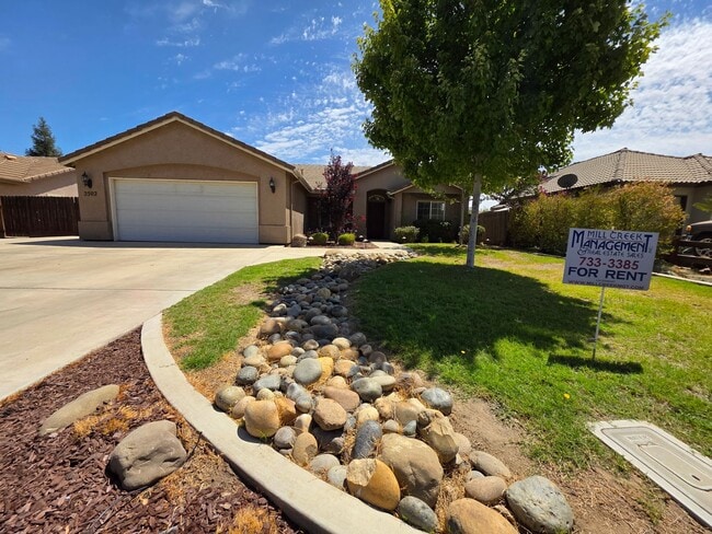 Building Photo - 4 bedroom 2 bathroom in NW Visalia!