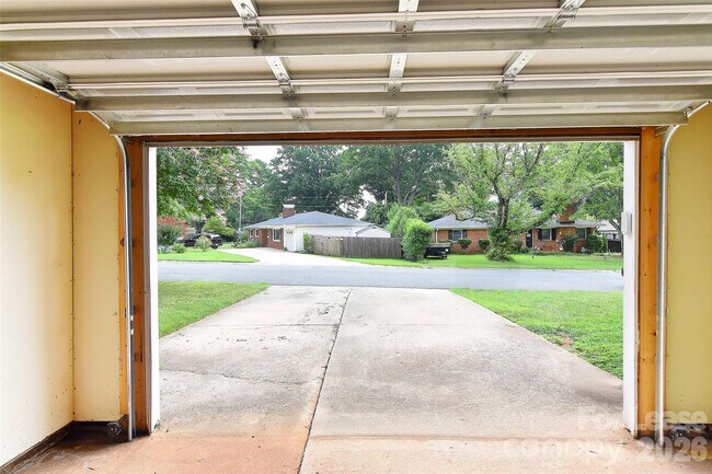 Building Photo - 420 Seneca Pl